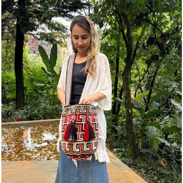 Black and red pattern wayuu bag. Handmade Large Wayuu bag, Colombian mochila wayuu. - Image 4