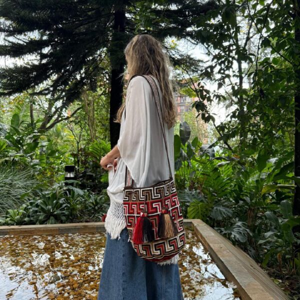Black and red pattern wayuu bag. Handmade Large Wayuu bag, Colombian mochila wayuu. - Image 5
