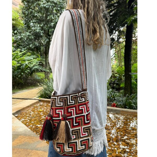 Black and red pattern wayuu bag. Handmade Large Wayuu bag, Colombian mochila wayuu. - Image 7