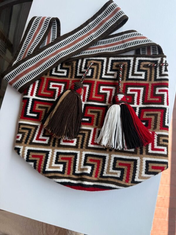 Black and red pattern wayuu bag. Handmade Large Wayuu bag, Colombian mochila wayuu. - Image 8