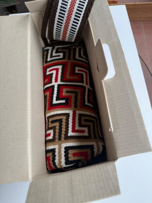 Black and red pattern wayuu bag. Handmade Large Wayuu bag, Colombian mochila wayuu. - Image 12