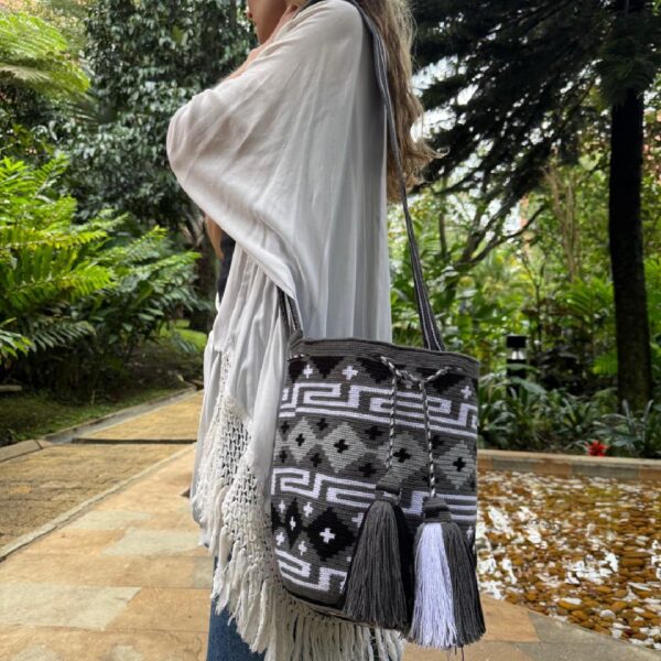 Handmade Large Wayuu bag, Colombian mochila wayuu. Ancient and precious piece of art made by indigenous. Exclusive and unique design. Shoulder or crossbody crocheted bag. Gift ready! - Image 5