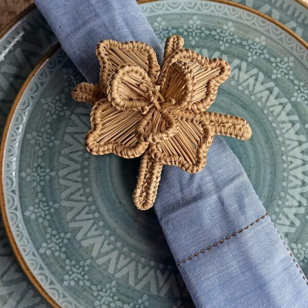 Orchid napkin rings made in iraca - Image 3