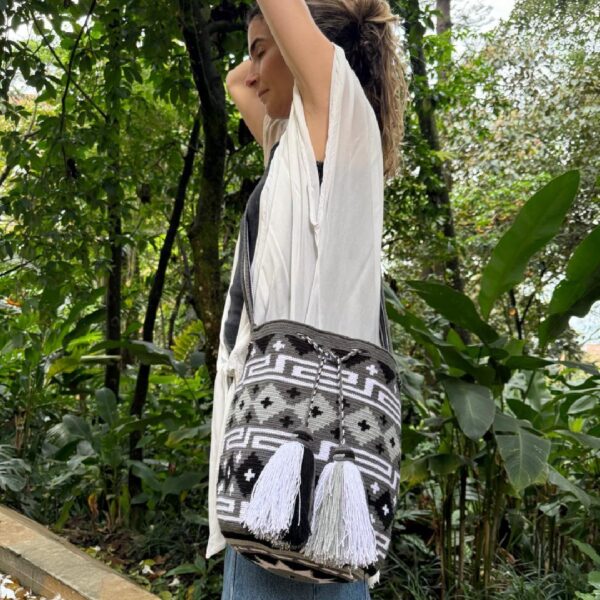 Handmade Large Wayuu bag, Colombian mochila wayuu. Ancient and precious piece of art made by indigenous. Exclusive and unique design. Shoulder or crossbody crocheted bag. Gift ready! - Image 6