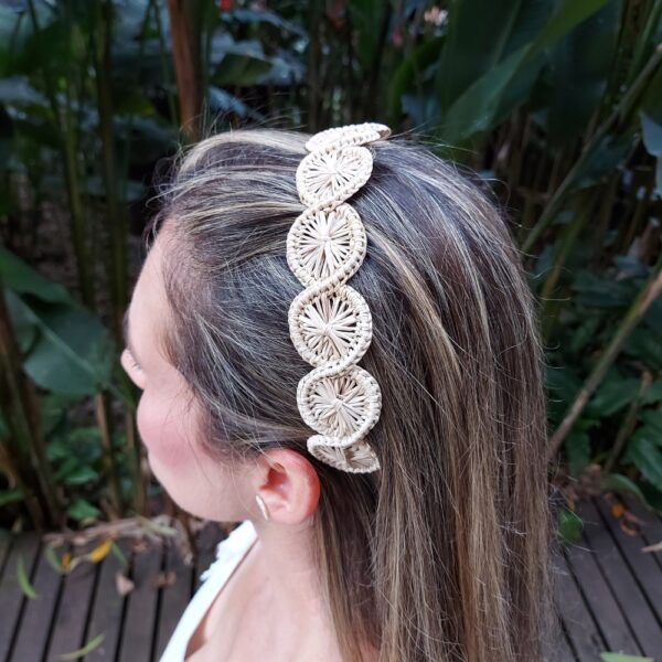 Handwoven iraca headpiece - Image 5