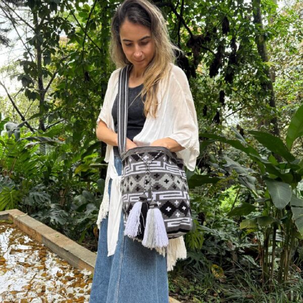 Handmade Large Wayuu bag, Colombian mochila wayuu. Ancient and precious piece of art made by indigenous. Exclusive and unique design. Shoulder or crossbody crocheted bag. Gift ready! - Image 7